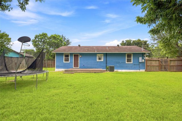 9326 Montgomery Lane, La Porte, TX 77571