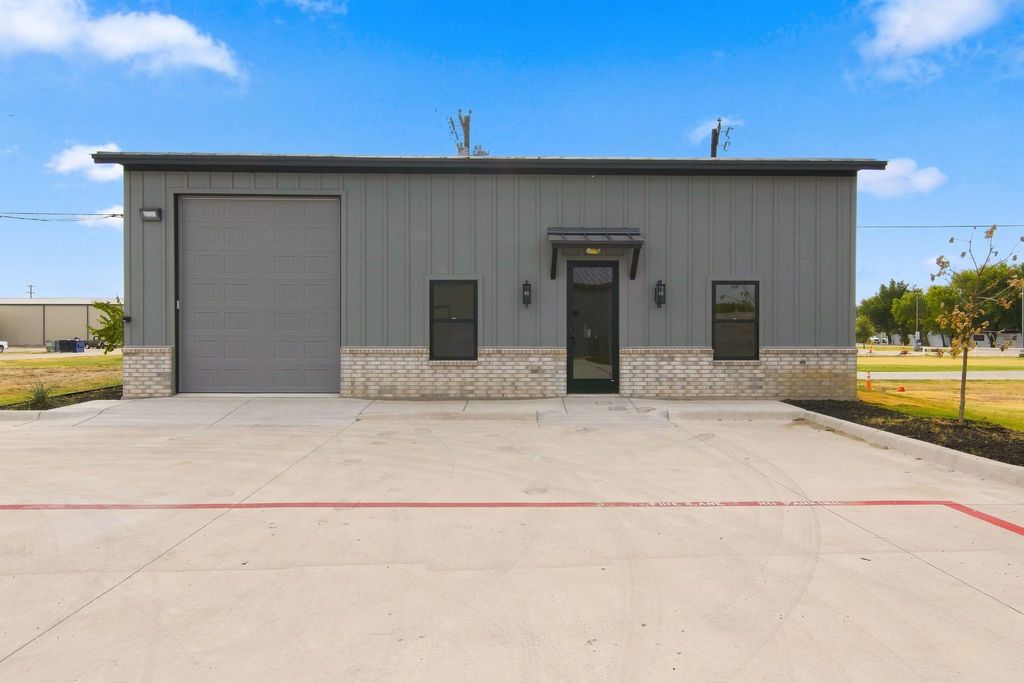 108 E 6th Street, Justin, TX 76247 — exterior