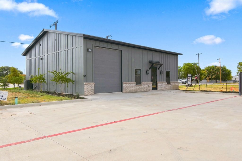 108 E 6th Street, Justin, TX 76247 — photo 2