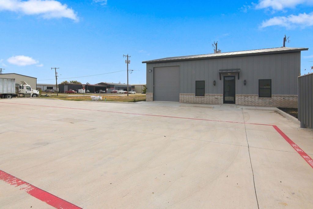 108 E 6th Street, Justin, TX 76247 — photo 3