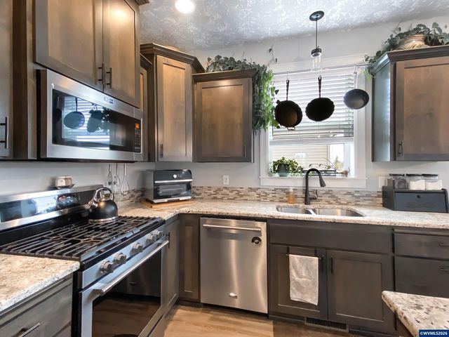 1786 Ammon St NW, Salem, OR 97304