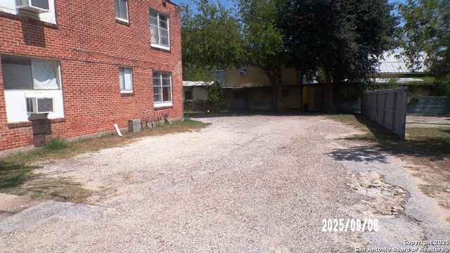 704 N Washington, Beeville, TX 78102