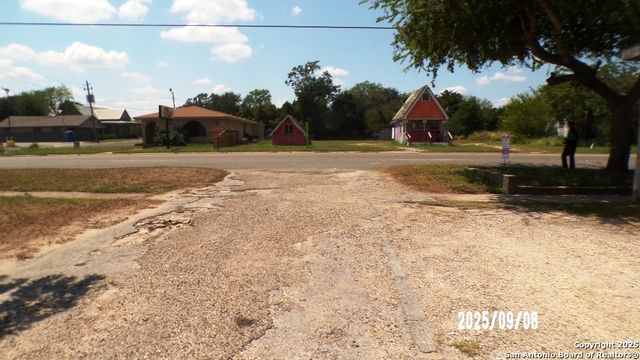 704 N Washington, Beeville, TX 78102