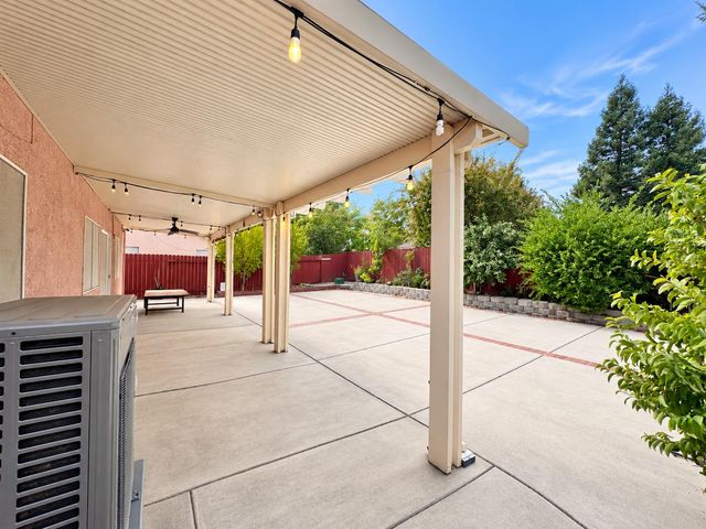 9050 Descendant Dr, Elk Grove, CA 95758