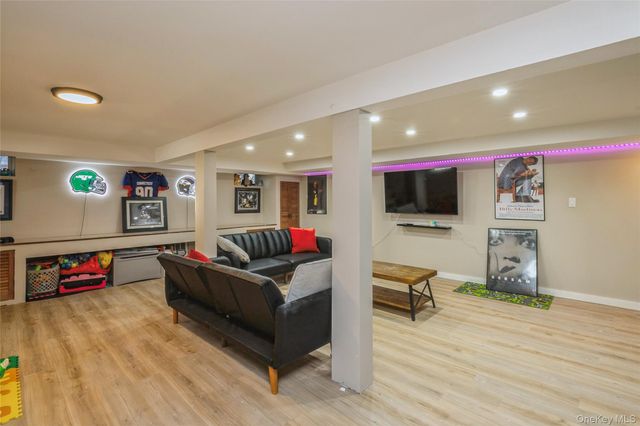 17 Goldsmith Avenue, Greenlawn, NY 11740