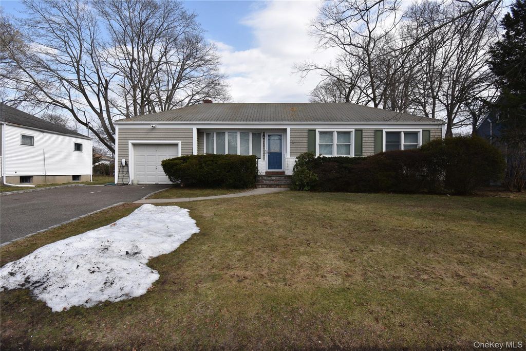 17 Goldsmith Avenue, Greenlawn, NY 11740