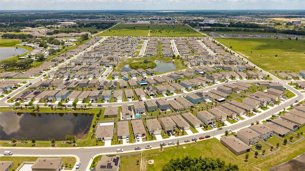 Image 37 of property listing at 1452 CUMBERLAND AVENUE, Davenport, FL 33837