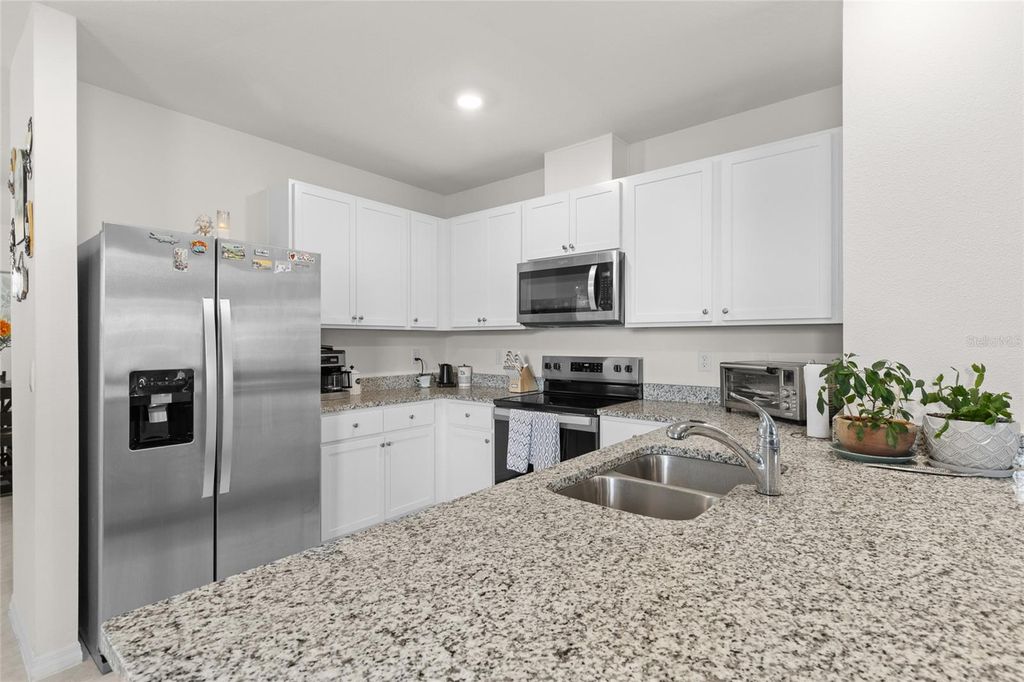 Image 6 of property listing at 1452 CUMBERLAND AVENUE, Davenport, FL 33837