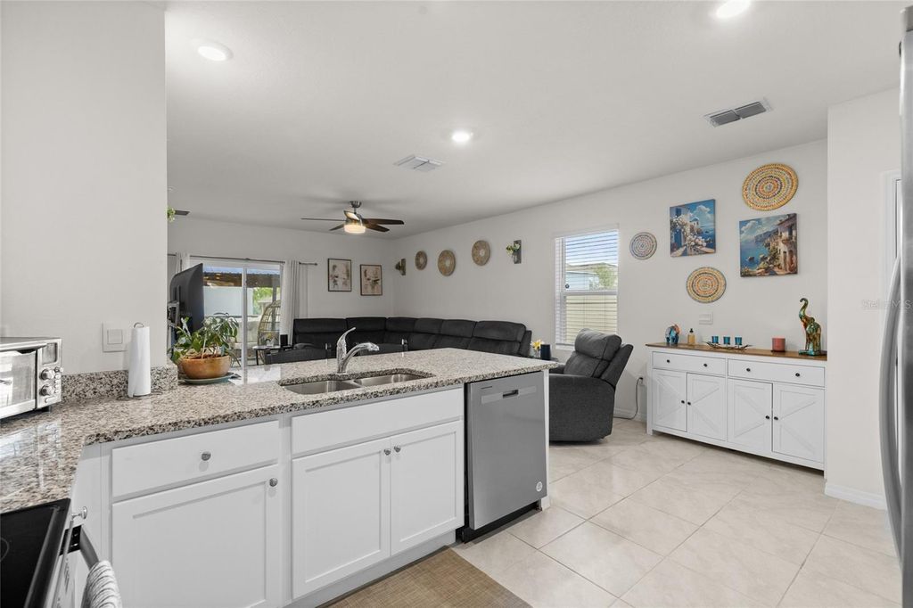 Image 7 of property listing at 1452 CUMBERLAND AVENUE, Davenport, FL 33837