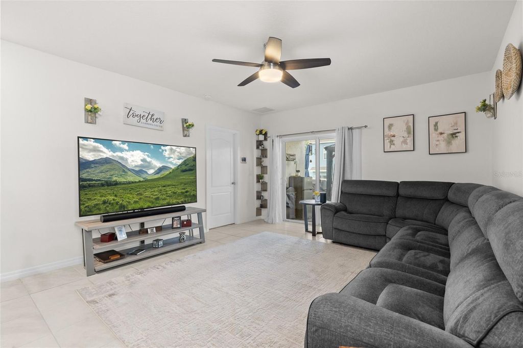Image 8 of property listing at 1452 CUMBERLAND AVENUE, Davenport, FL 33837