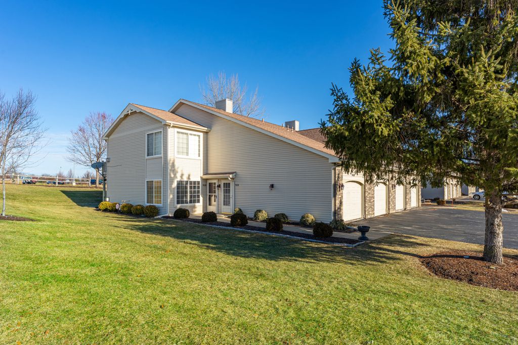 7636 Creek Bend 7636, Rockford, IL 61114