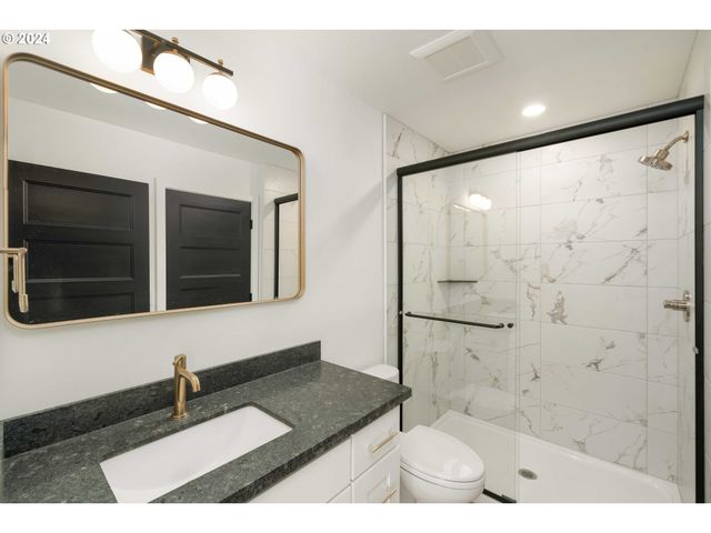 6061 Ne SIMPSON St, Portland, OR 97218