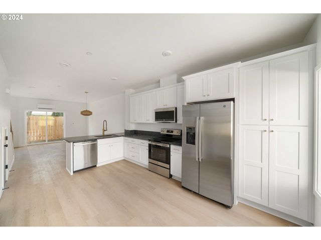 6061 Ne SIMPSON St, Portland, OR 97218