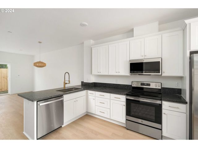 6061 Ne SIMPSON St, Portland, OR 97218