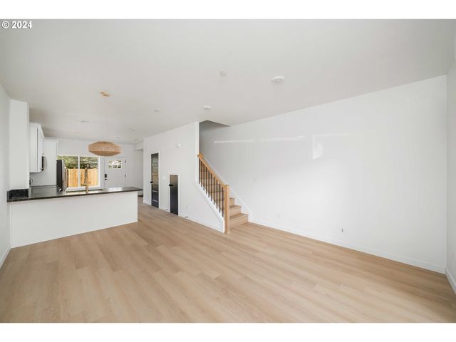 6061 Ne SIMPSON St, Portland, OR 97218