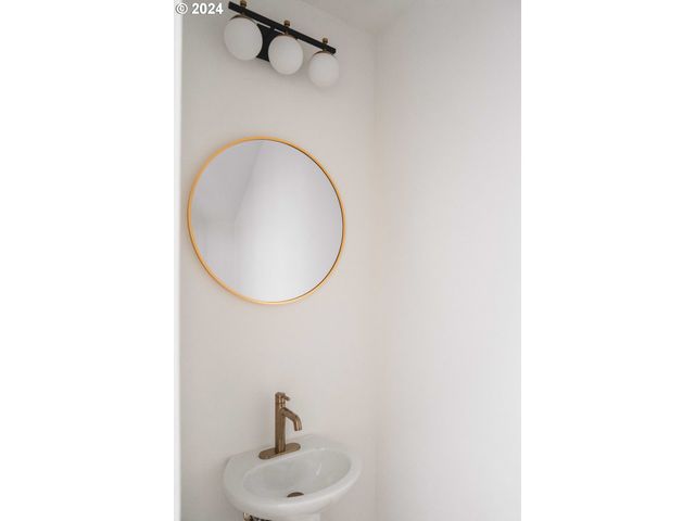 6061 Ne SIMPSON St, Portland, OR 97218