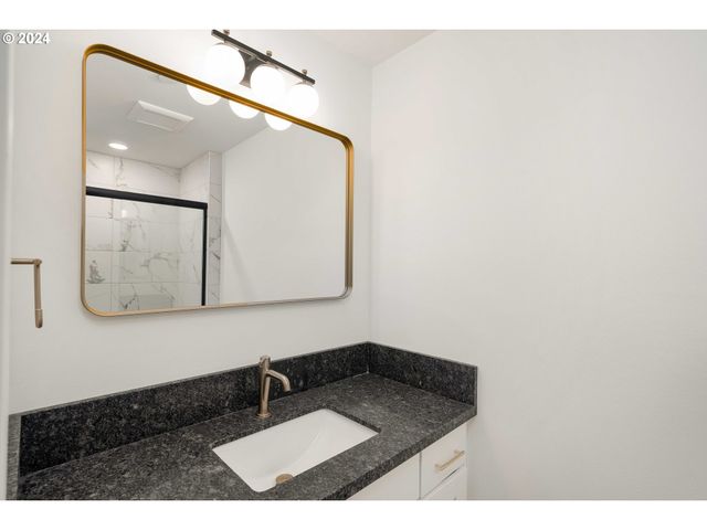 6061 Ne SIMPSON St, Portland, OR 97218