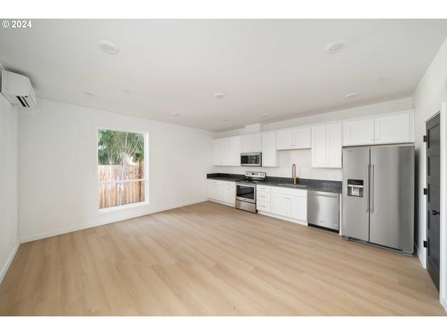 6061 Ne SIMPSON St, Portland, OR 97218