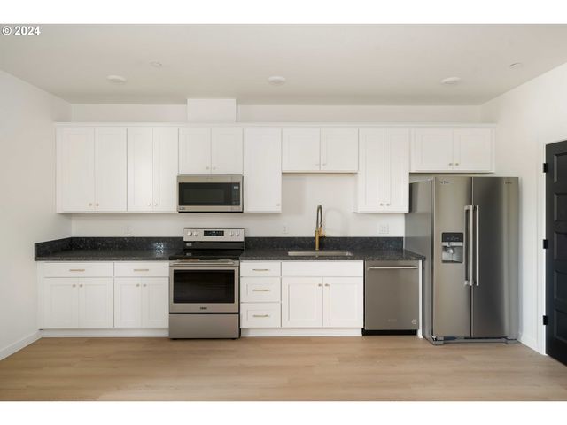 6061 Ne SIMPSON St, Portland, OR 97218