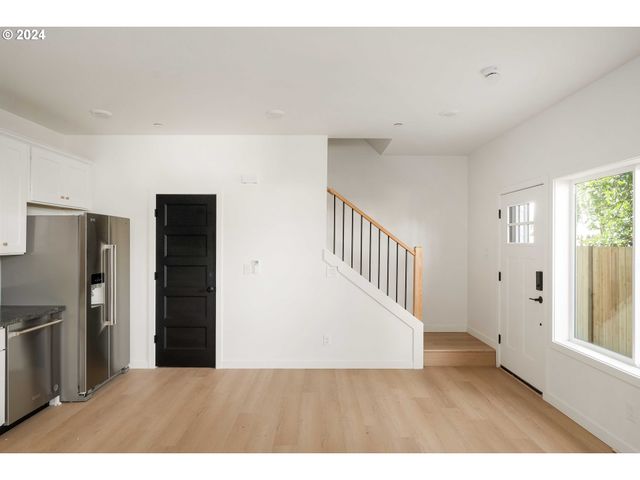 6061 Ne SIMPSON St, Portland, OR 97218