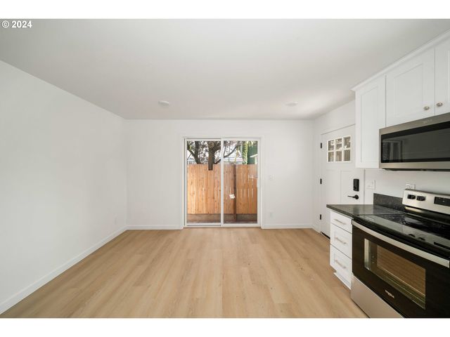 6061 Ne SIMPSON St, Portland, OR 97218