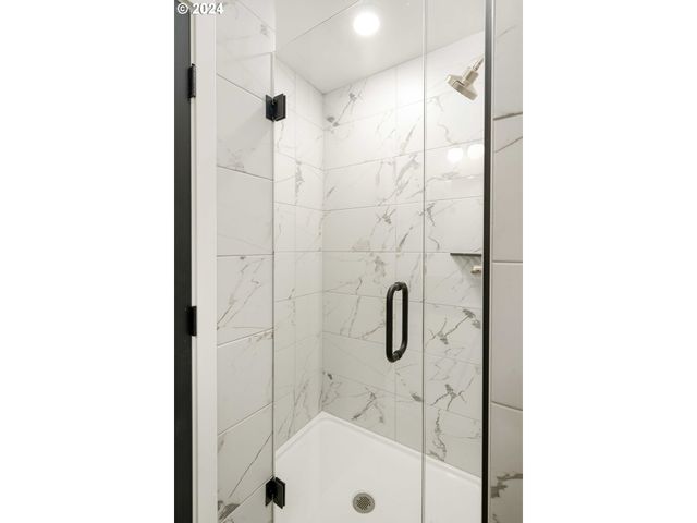 6061 Ne SIMPSON St, Portland, OR 97218