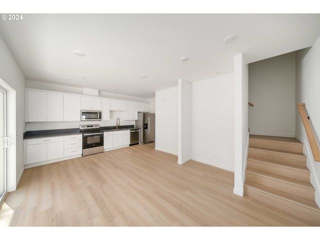 6061 Ne SIMPSON St, Portland, OR 97218