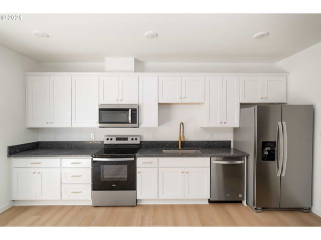 6061 Ne SIMPSON St, Portland, OR 97218