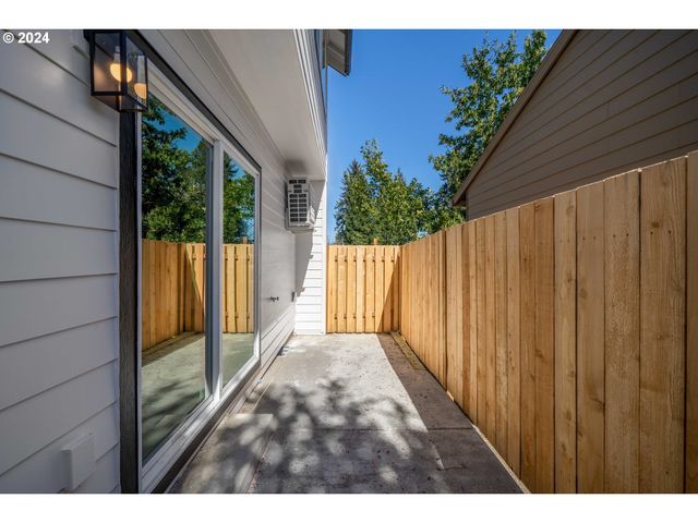 6061 Ne SIMPSON St, Portland, OR 97218