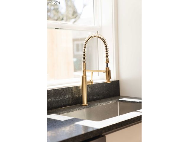 6061 Ne SIMPSON St, Portland, OR 97218