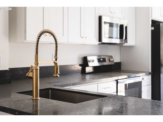 6061 Ne SIMPSON St, Portland, OR 97218