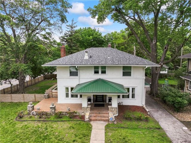 7444 Summit Street, Kansas City, MO 64114