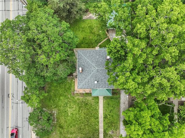 7444 Summit Street, Kansas City, MO 64114