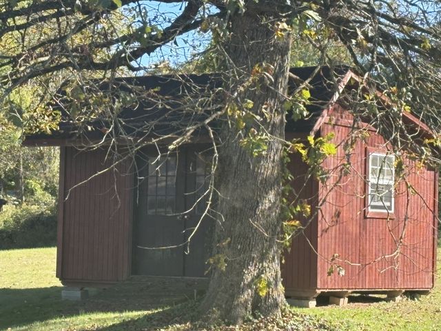 115 1st St, Monteagle, TN 37356