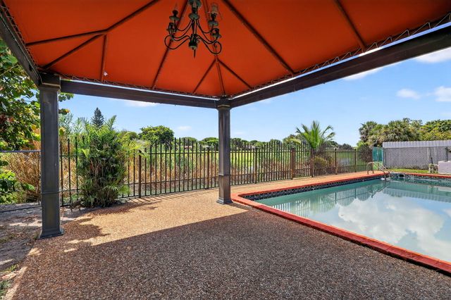 19811 W Oakmont Drive, Hialeah, FL 33015