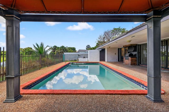 19811 W Oakmont Drive, Hialeah, FL 33015