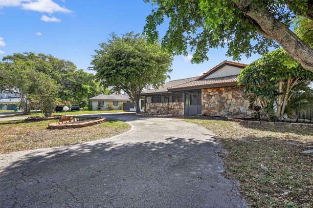 19811 W Oakmont Drive, Hialeah, FL 33015