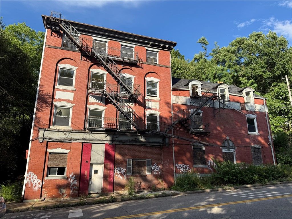 600 Oakwood St, Homewood Brushton, PA 15208