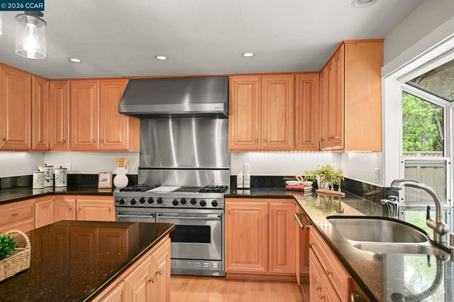 216 Royal Saint Ct, Danville, CA 94526