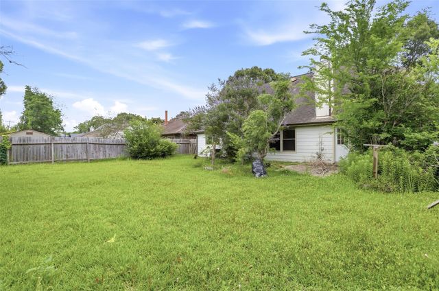 15810 Pilgrim Hall Drive, Friendswood, TX 77546