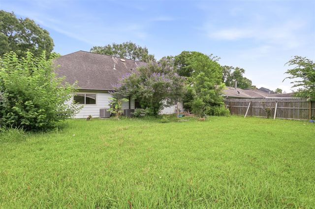 15810 Pilgrim Hall Drive, Friendswood, TX 77546