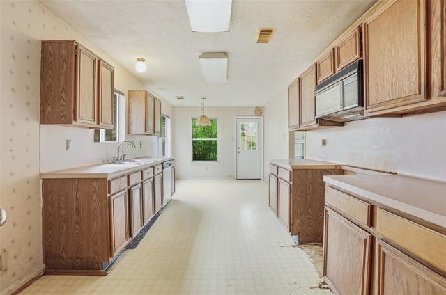 15810 Pilgrim Hall Drive, Friendswood, TX 77546