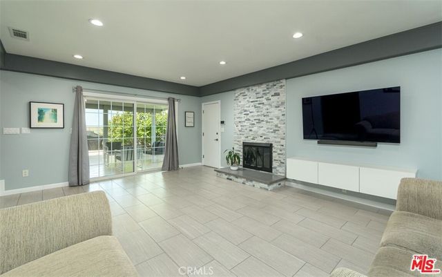 8471 Vine Valley, Los Angeles, CA 91352