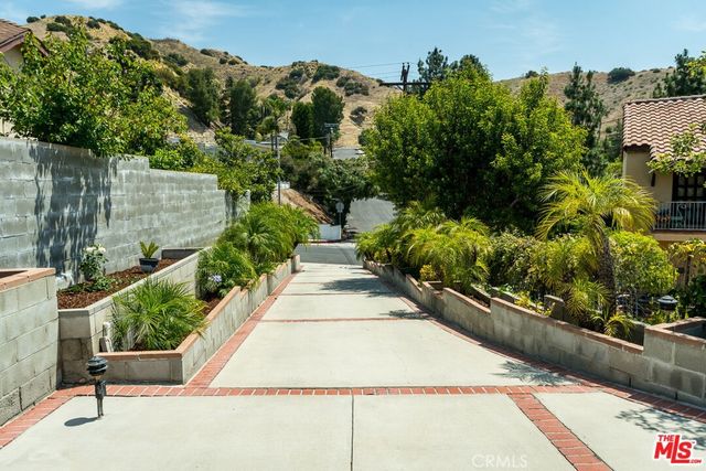 8471 Vine Valley, Los Angeles, CA 91352