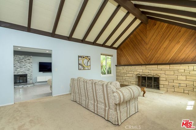 8471 Vine Valley, Los Angeles, CA 91352