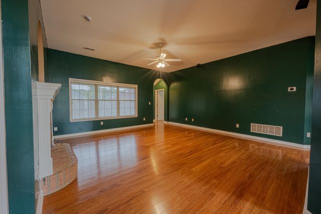 1533 SISKIN DR, Cordova, TN 38016