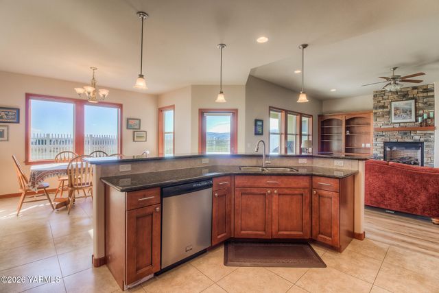 2005 S 87th Ave, Yakima, WA 98903