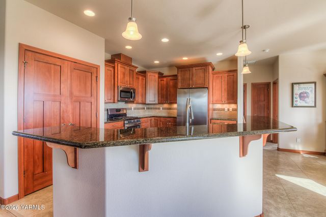 2005 S 87th Ave, Yakima, WA 98903