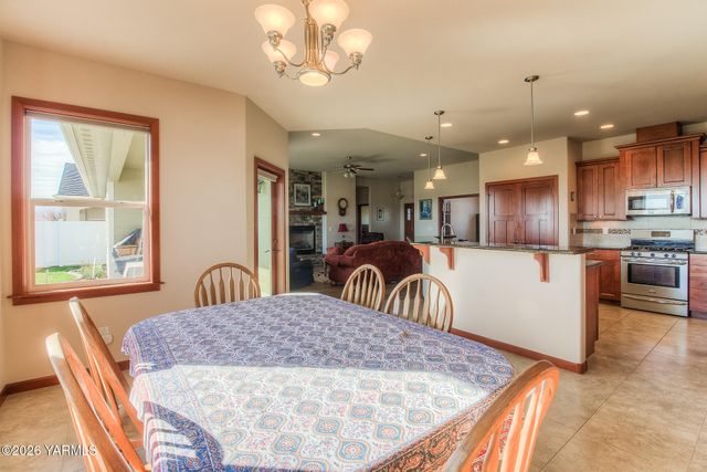 2005 S 87th Ave, Yakima, WA 98903