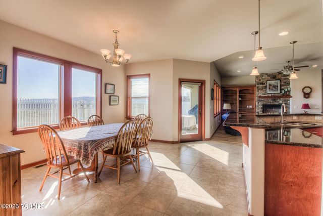 2005 S 87th Ave, Yakima, WA 98903